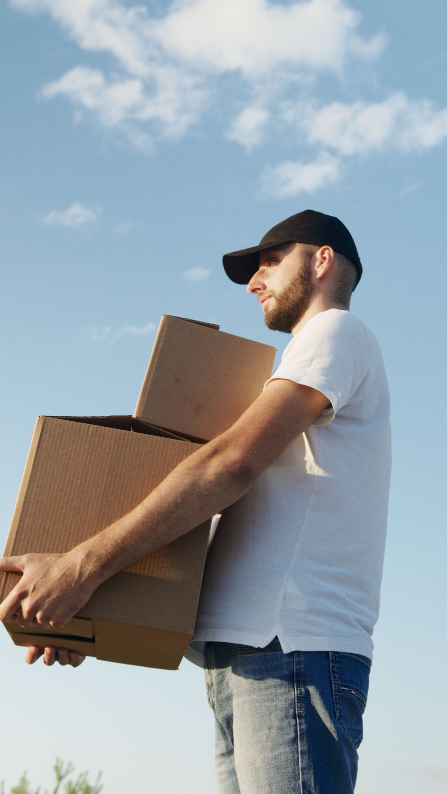 Déménageur Livna portant des cartons à Paris