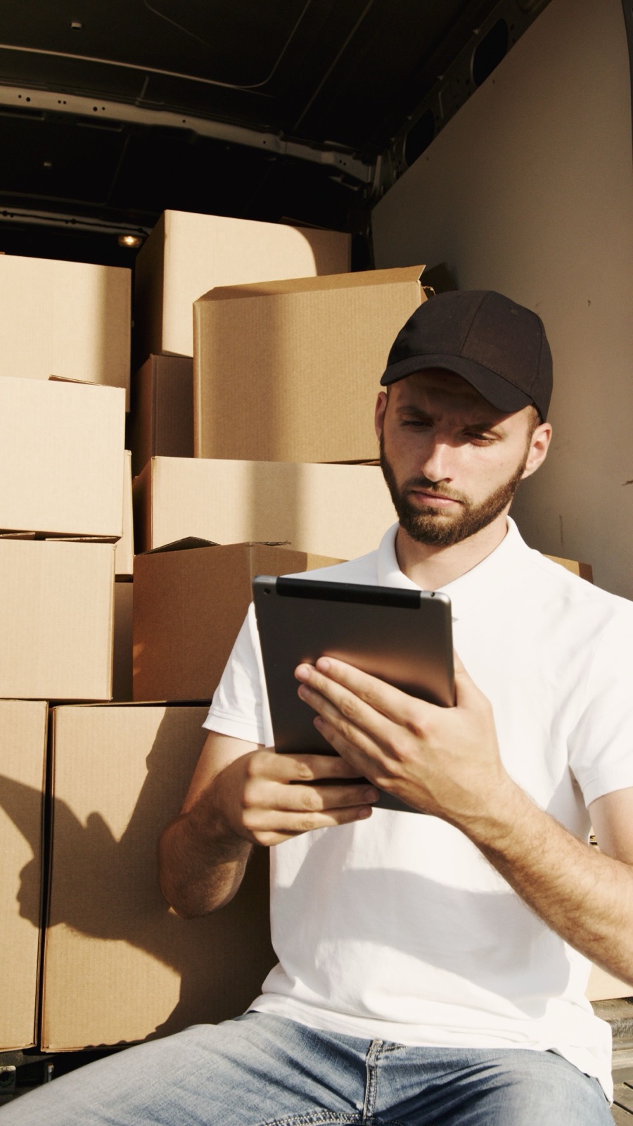 Chef d'équipe Livna planifiant un déménagement sur tablette